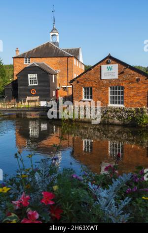 england, hampshire, whitchurch, die historische whitchurch Seidenmühle und das Museum spiegeln sich im Flussversuch wider Stockfoto