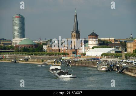 Blick von der rheinkniebrücke auf das Rheinufer mit der oberkasseler Brücke, St. lambertus Kirche, Burgturm und Steguhr in düsseldorf am rhein, düsseldorf, Nordrhein-westfalen, deutschland Stockfoto