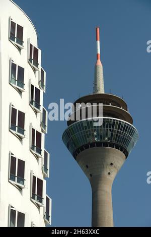 Frank gehrys neuer zollhof mit dem rheinturm in düsseldorf, düsseldorf am rhein, Nordrhein-westfalen, deutschland Stockfoto