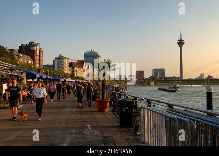 rheinufer in der Altstadt mit Blick auf den rhein und den rheinturm in düsseldorf, Nordrhein-westfalen, deutschland Stockfoto