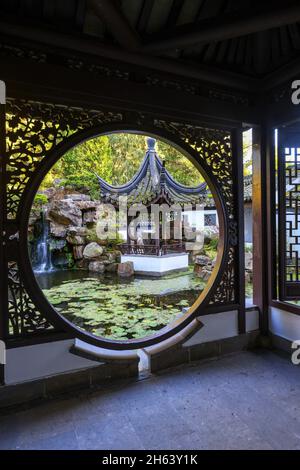 bochum, Nordrhein-westfalen, deutschland - chinesischer Garten, Botanischer Garten der ruhr-universität bochum. Der 1990 erbaute chinesische Garten qian Yuan, ein klassischer südchinesischer Wissenschaftlicher Garten, ist ein Geschenk der Partneruniversität, der tongji-Universität in shanghai. Als Teil der ruhr-Universität bochum wird der Botanische Garten vor allem für Forschung und Lehre, aber auch für genutzt Bildung und Erholung der Öffentlichkeit. Stockfoto