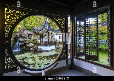 bochum, Nordrhein-westfalen, deutschland - chinesischer Garten, Botanischer Garten der ruhr-universität bochum. Der 1990 erbaute chinesische Garten qian Yuan, ein klassischer südchinesischer Wissenschaftlicher Garten, ist ein Geschenk der Partneruniversität, der tongji-Universität in shanghai. Als Teil der ruhr-Universität bochum wird der Botanische Garten vor allem für Forschung und Lehre, aber auch für genutzt Bildung und Erholung der Öffentlichkeit. Stockfoto