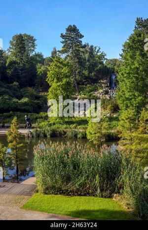 essen, Nordrhein-westfalen, deutschland - waldsee vor dem Alpinum mit Wasserfall,grugapark,ein Park in essen,entstand aus der ersten großen Gartenbauausstellung im Jahr 1929,war das Parkgelände der Bundesgartenschau im Jahr 1965. Stockfoto