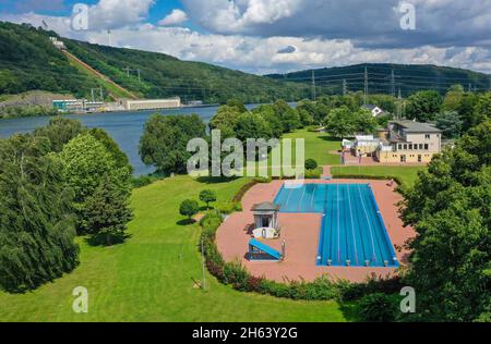 hagen, Nordrhein-westfalen, deutschland - strandbad hengstey am hengsteysee,der hengsteysee ist ein 1929 fertiggebauter Stausee, der vom ruhrverband im ruhrgebiet zwischen den Städten hagen, dortmund und herdecke im ruhrgebiet betrieben wird. Er ist einer der sechs stauseen des ruhrgebiets und nach dem benachbarten hagen benannt Bezirk Hengstey. Im Hintergrund das pumpspeicherkraftwerk rwe Hengstey. Stockfoto