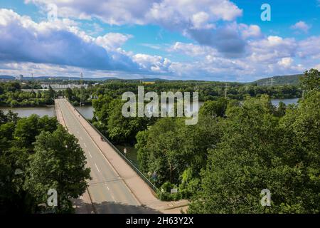 hagen,herdecke,dortmund,Nordrhein-westfalen,deutschland - ruhrbrücke am hengsteysee,der See ist ein 1929 fertiggebauter Stausee, der vom ruhrverband im ruhrgebiet zwischen den Städten hagen,dortmund und herdecke betrieben wird. Er ist einer der sechs stauseen des ruhrgebiets und nach dem benachbarten hagenviertel benannt Von Hengstey. hagen hinten, dortmund und herdecke vorne. Stockfoto