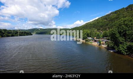 hagen, herdecke, Nordrhein-westfalen, deutschland - der hengsteysee ist ein 1929 fertiggestellte und vom ruhrverband im ruhrgebiet zwischen den Städten hagen, dortmund und herdecke betriebenes Reservoir. Er ist einer der sechs reservoirs des ruhrgebiets und nach dem benachbarten hagenviertel Hengstey benannt Zurück das pumpspeicherkraftwerk rwe. Stockfoto