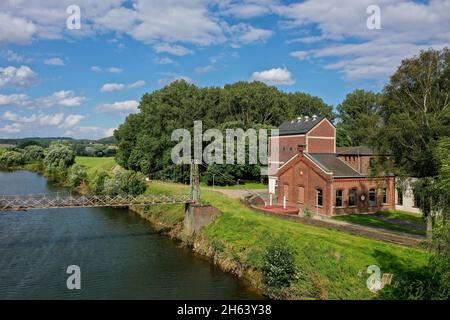 wetter an der ruhr,ennepe-ruhrgebiet,Nordrhein-westfalen,deutschland - volmarstein kommunales Wasserwerk,das Wasserwerk aus dem Jahr 1883,direkt an der ruhr,ist noch heute in Betrieb. Der Eisenbau der firmeneigenen Seilhängebrücke über das ruhrgebiet,erbaut 1893,ist ein seltenes Beispiel für diese Art von Konstruktion in der Technikgeschichte. Stockfoto