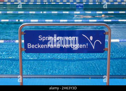 hagen, Nordrhein-westfalen, deutschland - Springen vom Rand des Schwimmbades ist verboten. Verbotsschild am Rand des Schwimmbades im hengstey Freibad. Stockfoto