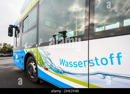 münster, Nordrhein-westfalen, deutschland an einer mobilen H2-Wasserstofftankstelle füllt sich der regelmäßig verkehrende Wasserstoffbus mit h2-Wasserstoff. Stockfoto