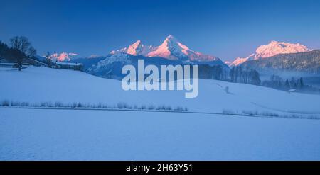 Verschneite Landschaft mit watzmann 2713m und hochkalter 2607m bei Sonnenaufgang, berchtesgaden, berchtesgadener alpen, berchtesgadener Land, oberbayern, bayern, deutschland Stockfoto