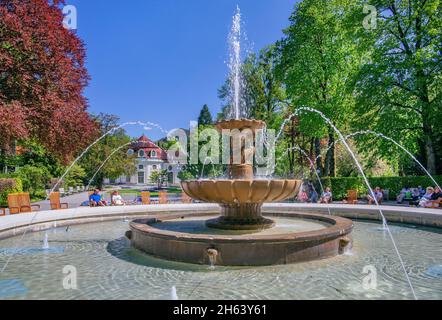 atlasbrunnen und Konzertrotunda im königlichen Kurpark, Bad reichenhall, saalachtal, berchtesgadener alpen, berchtesgadener Land, oberbayern, bayern, deutschland Stockfoto