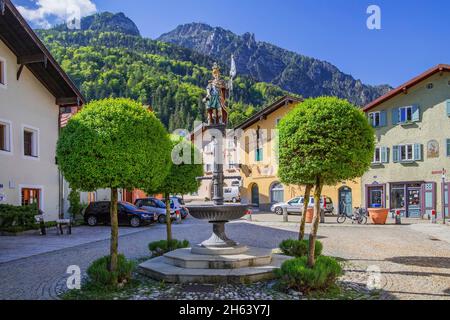 Floriansplatz mit Brunnen und typischen Häusern in der Altstadt gegen predigtstuhl 1613m im lattengebirge, Bad reichenhall, saalachtal, berchtesgadener alpen, berchtesgadener Land, oberbayern, bayern, deutschland Stockfoto