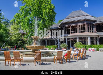 atlasbrunnen und Graduiertenhaus im königlichen Kurpark, Bad reichenhall, saalachtal, berchtesgadener alpen, berchtesgadener Land, oberbayern, bayern, deutschland Stockfoto