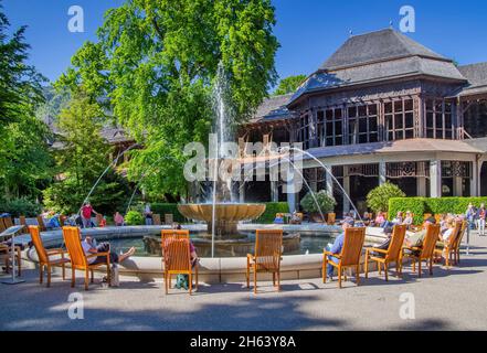 atlasbrunnen und Graduiertenhaus im königlichen Kurpark, Bad reichenhall, saalachtal, berchtesgadener alpen, berchtesgadener Land, oberbayern, bayern, deutschland Stockfoto