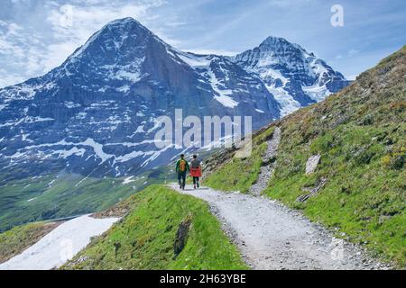 Wanderweg nach kleine scheidegg mit eiger 3967m und mönch 4107m, grindelwald, berner alpen, berner oberland, Kanton bern, schweiz Stockfoto