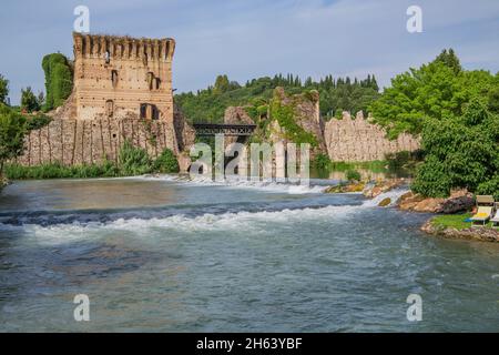 Historische visconti-Brücke mit Verteidigungsturm über den fluss mincio, borghetto, Bezirk valeggio sul mincio, Mühlendorf, Po-Ebene, provinz verona, venetien, italien Stockfoto