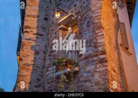 heilige Figur auf historischem Gebäude, borghetto, Bezirk valeggio sul mincio, Mühlendorf, po plain, Provinz verona, veneto, italien Stockfoto