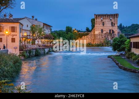 Historische visconti-Brücke mit Verteidigungsturm über den fluss mincio in der Abenddämmerung, borghetto, Bezirk valeggio sul mincio, Mühlendorf, Po-Ebene, provinz verona, venetien, italien Stockfoto