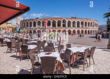 römisches Amphitheater (Arena di verona) auf der piazza BH mit Straßencafé in der Altstadt, verona, etsch, etschtal, Provinz verona, venetien, italien Stockfoto