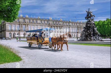 Pferdekutsche vor der Gartenseite des Schlosses herrenchiemsee,chiemsee Gemeinde,herreninsel,chiemgau,oberbayern,bayern,deutschland Stockfoto