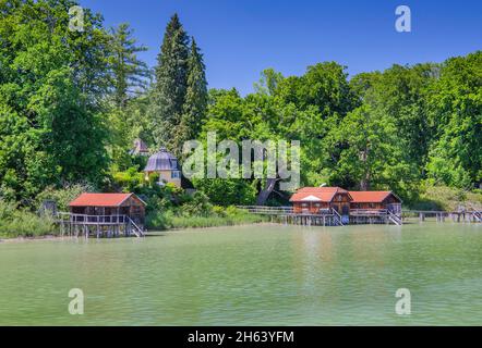 Bootshäuser am Seeufer, holzhausen, ammersee, Voralpensee, Alpenvorland, oberbayern, bayern, deutschland Stockfoto