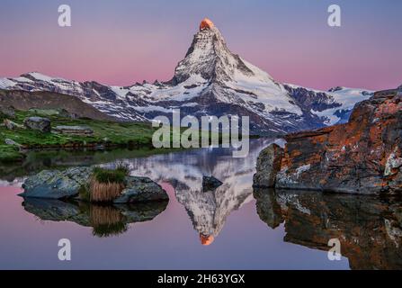 stellisee mit matterhorn 4478m bei Sonnenaufgang,zermatt,mattertal,walliser alpen,wallis,schweiz Stockfoto