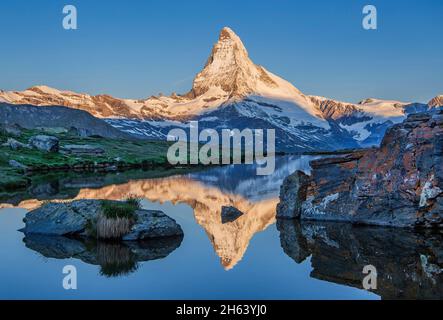 stellisee mit matterhorn 4478m bei Sonnenaufgang,zermatt,mattertal,walliser alpen,wallis,schweiz Stockfoto