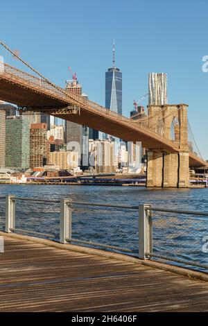 Blick von dumbo über den East River nach Lower manhattan mit brooklyn Bridge und one world Trade Center, New york City, usa Stockfoto