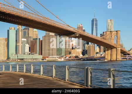 Blick von dumbo über den East River nach Lower manhattan mit brooklyn Bridge und one world Trade Center, New york City, usa Stockfoto