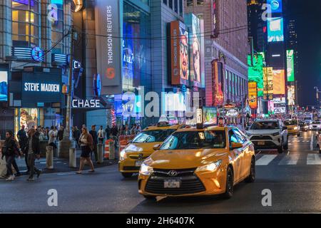 Gelbe Taxis in Times Square, Midtown, manhattan, New york City, usa Stockfoto