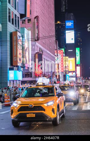 Gelbe Taxis in Times Square, Midtown, manhattan, New york City, usa Stockfoto