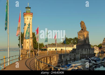 Leuchtturm und bayerischer Löwe am Hafeneingang von lindau, Bodensee, bayern, deutschland Stockfoto