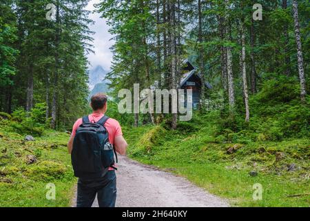 Mann Wanderer auf dem Weg zum oberen gosauer dachstein, österreich. Stockfoto