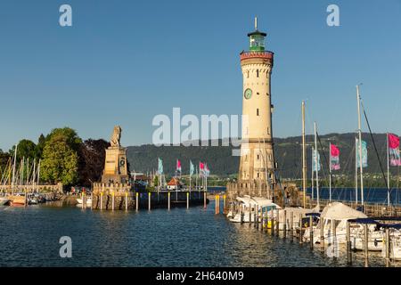 Leuchtturm und bayerischer Löwe am Hafeneingang von lindau, Bodensee, bayern, deutschland Stockfoto