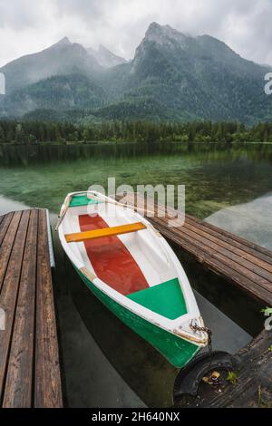 Ausflugsboot am Pier am hintersee mit Spiegelung der watzmann Berggipfel. ramsau berchtesgaden bayern, deutschland, europa. Stockfoto