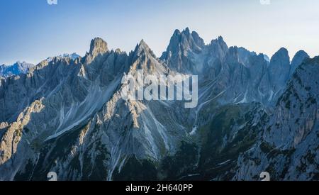 cadini-Berggruppe mit cima cadin di ne, cima cadin di san lucano, cima di croda liscia und torre siorpaes von der lavaredo-hütte, den sextner dolomiten, Südtirol, italien. Stockfoto