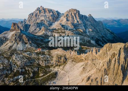 Unglaubliche Naturlandschaft rund um die berühmte Tre cime di lavaredo. rifugio antonio locatelli Hütte beliebtes Reiseziel in den dolomiten, italien. Stockfoto