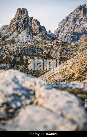 Unglaubliche Naturlandschaft rund um die berühmte Tre cime di lavaredo. rifugio antonio locatelli Hütte beliebtes Reiseziel in den dolomiten, italien. Stockfoto