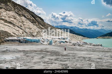 Klimawandel am furka-Pass: Um die Eisgrotte zu retten, bedeckt die Zunge des rhonegletschers an einem heißen Sommertag mit Plane. uri alpen,wallis,schweiz,europa Stockfoto