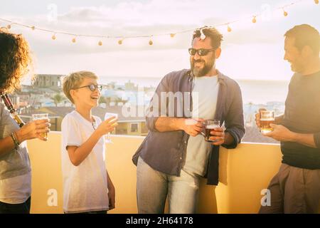 Gruppe von Menschen gemischtes Alter Freunde mit Familie genießen zusammen trinken und lachen viel draußen zu Hause - reifen Erwachsenen und kleinen Kindern haben Spaß in der Freundschaft Stockfoto