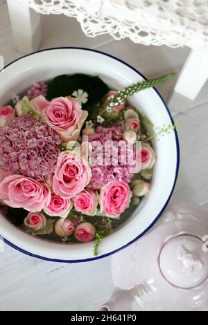 Blumen schweben in einer Schüssel mit Wasser Stockfoto