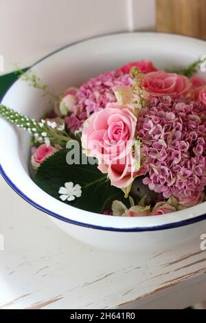 Blumen schweben in einer Schüssel mit Wasser Stockfoto