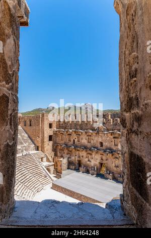 Blick durch die oberen Stockwerke des römischen antiken Theaters in aspendos, antalya, türkei Stockfoto