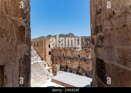 Blick durch die oberen Stockwerke des römischen antiken Theaters in aspendos, antalya, türkei Stockfoto