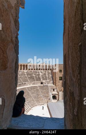 Blick durch die oberen Stockwerke des römischen antiken Theaters in aspendos, antalya, türkei Stockfoto