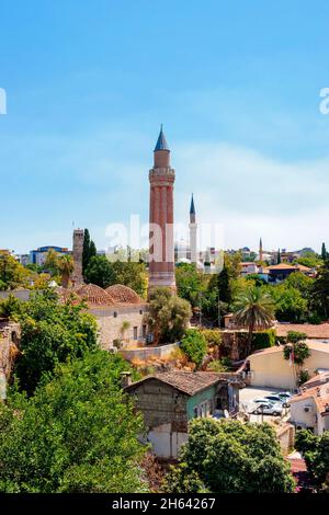 Blick von der Aussichtsplattform auf die Altstadt und yivli minare, antalya, türkei Stockfoto