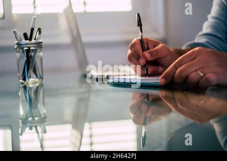 Nahaufnahme der kaukasischen Hände Mann arbeiten und tippen auf Laptop-Computer-Tastatur - Büro und intelligente Arbeit Job-Konzept für professionelle Geschäftsleute oder Mitarbeiter Unternehmen Stockfoto