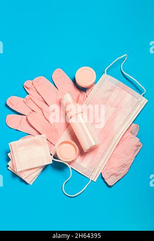 Antivirus-Schutzkit für eine Frauentasche in rosa. Maske, medizinische Handschuhe, Desinfektionsmittel. Safe Travel Kit. Stockfoto