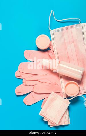 Antivirus-Schutzkit für eine Frauentasche in rosa. Maske, medizinische Handschuhe, Desinfektionsmittel. Safe Travel Kit. Stockfoto