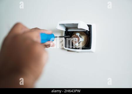 Klempner Reparatur Toilettenspülung Knopf im Haus Badezimmer. Stockfoto